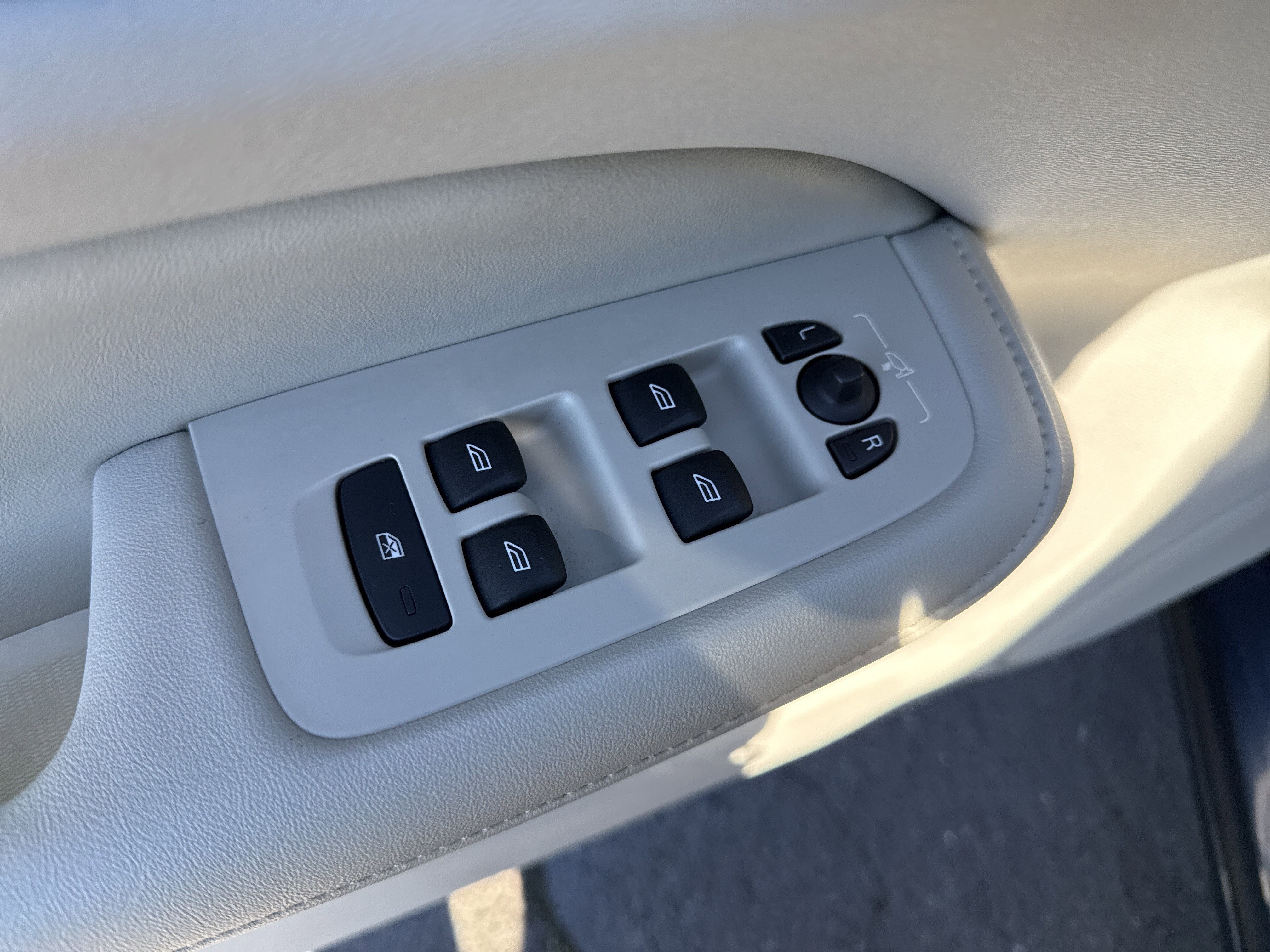 2024 Volvo S60 Core Dark Theme