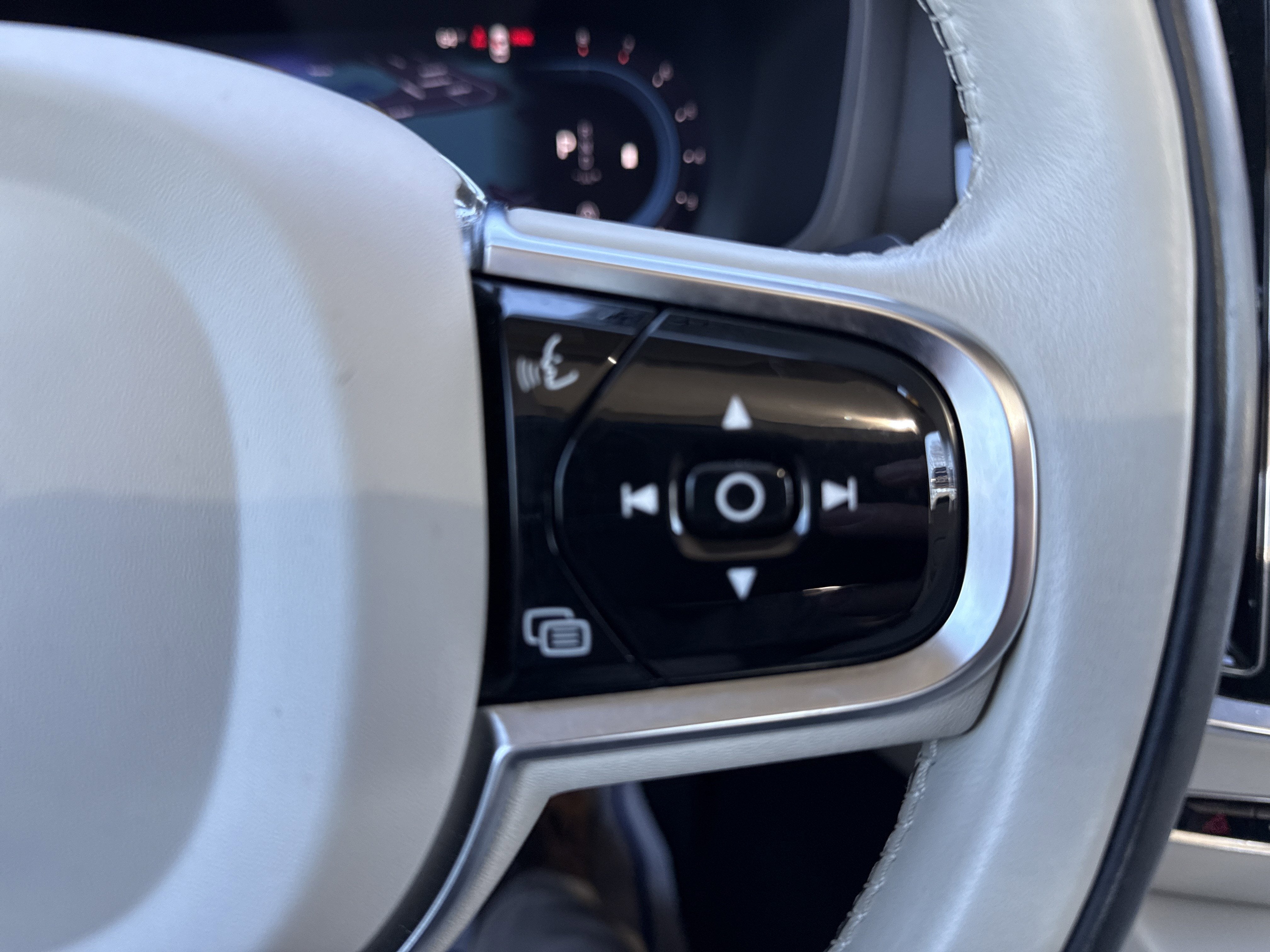 2024 Volvo S60 Core Dark Theme