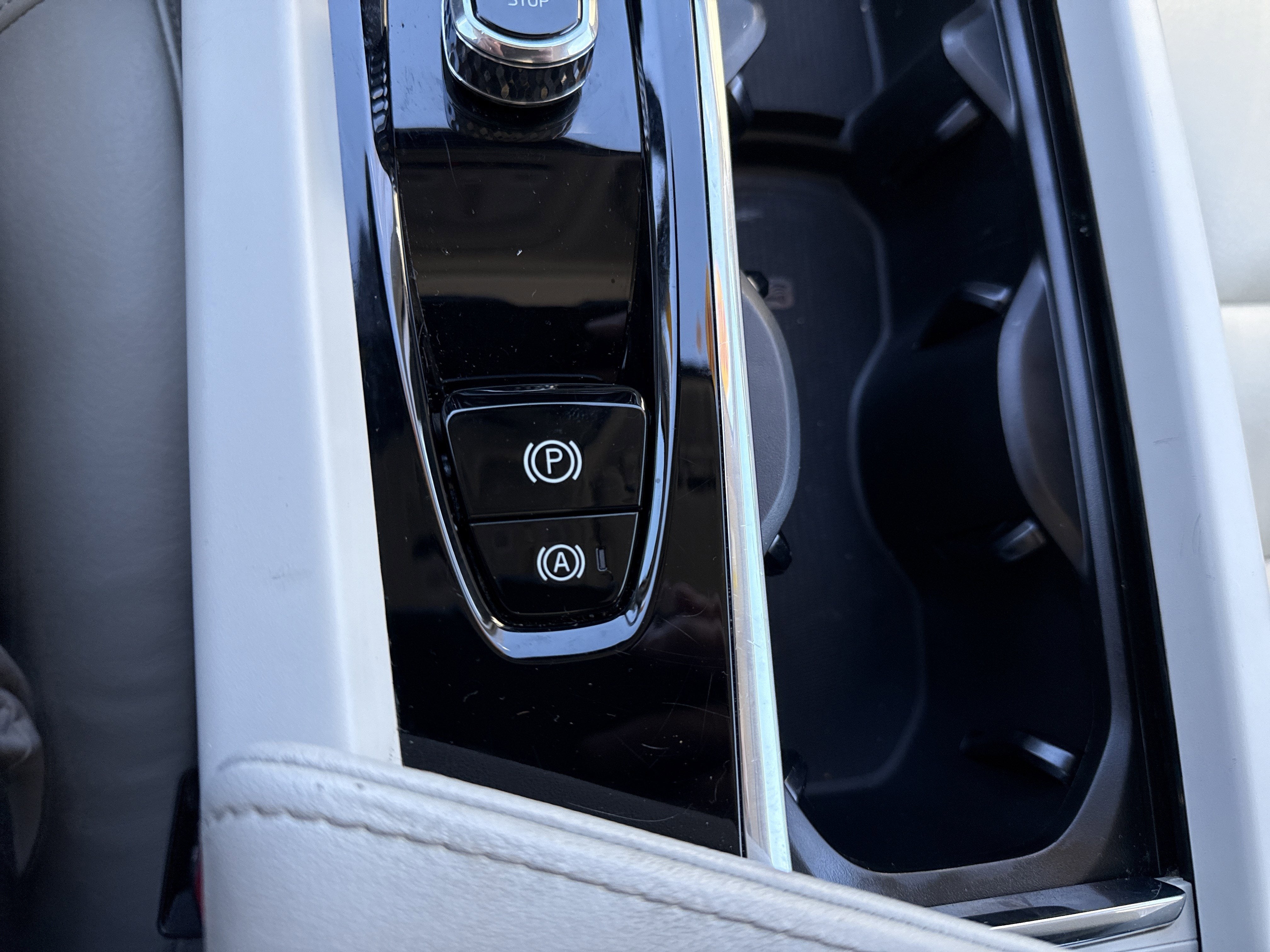 2024 Volvo S60 Core Dark Theme