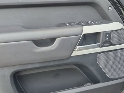 2024 Land Rover Defender SE