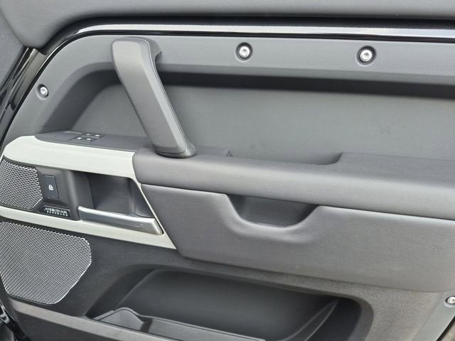 2024 Land Rover Defender SE