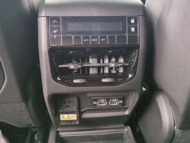 2025 Jeep Grand Cherokee GRAND CHEROKEE L LAREDO X 4X4