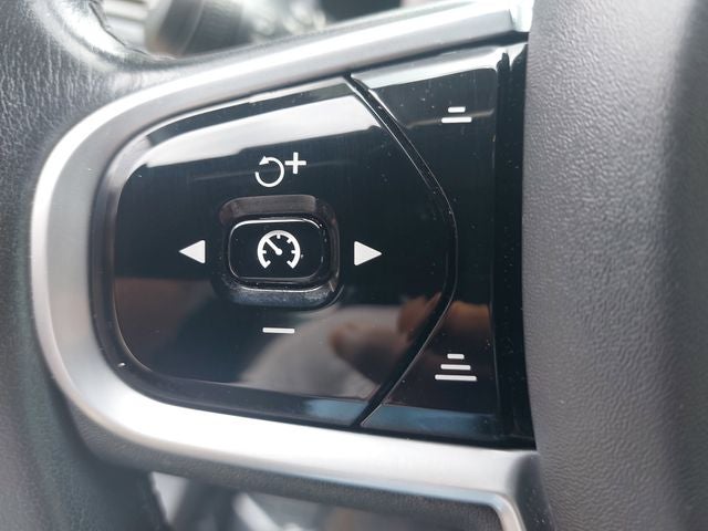 2020 Volvo XC90 T6 Momentum