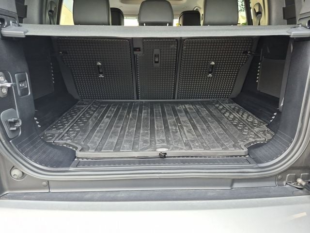 2024 Land Rover Defender 110 SE
